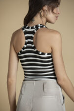 TOP ÁS RISCAS COM DETALHE METÁLICO SAHOCO - Image 3