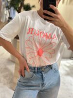 T-SHIRT BRANCA COM ESTAMPADO AMOUR PONTO CHIC - Image 3