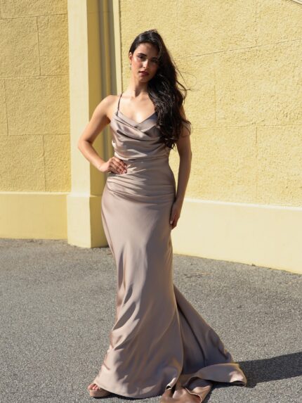 VESTIDO LONGO CAMEL COM CORTE ASSIMÉTRICO ELEH