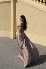 VESTIDO LONGO CAMEL COM CORTE ASSIMÉTRICO ELEH - Image 3