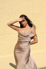 VESTIDO LONGO CAMEL COM CORTE ASSIMÉTRICO ELEH - Image 7