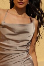 VESTIDO LONGO CAMEL COM CORTE ASSIMÉTRICO ELEH - Image 8