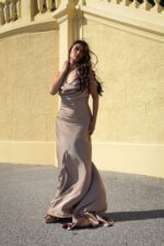 VESTIDO LONGO CAMEL COM CORTE ASSIMÉTRICO ELEH - Image 2