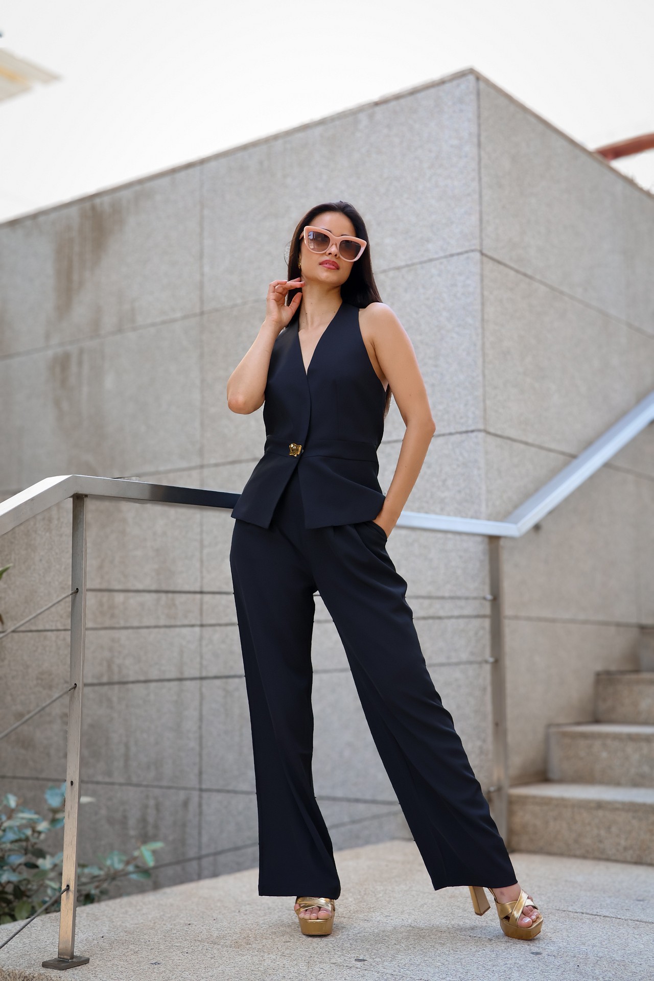galleries_32610d33-f663-420f-b84c-4b94c68136ff_bfb4833a-5139-4b33-97e8-7e931d610e4a_v2__thumb_l CONJUNTO PRETO PANTALONA E COLETE PONTO CHIC - Image 1