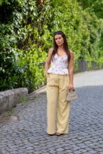 PANTALONA  AMARELA COM PREGAS PONTO CHIC