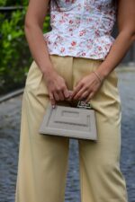 PANTALONA  AMARELA COM PREGAS PONTO CHIC - Image 3