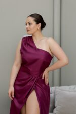 VESTIDO COMPRIDO BERINGELA COM RACHA PONTO CHIC - Image 5