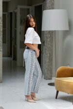 CALÇA JEANS RETA COM MONOGRAMA LANÇA PERFUME - Image 2