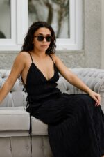 VESTIDO PRETO COMPRIDO TECIDO TRABALHADO PONTO CHIC - Image 3