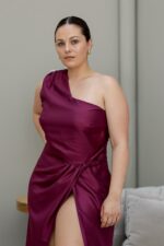 VESTIDO COMPRIDO BERINGELA COM RACHA PONTO CHIC - Image 4