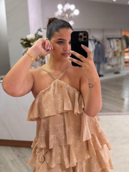 VESTIDO NUDE CURTO COM FOLHOS PONTO CHIC
