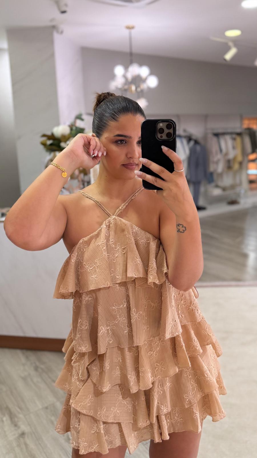 122b28da-319f-40f8-977b-b1181e344d5a VESTIDO NUDE CURTO COM FOLHOS PONTO CHIC - Image 1