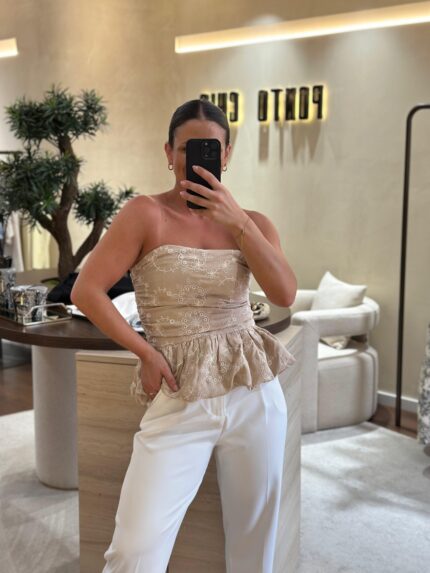 TOP BEGE COM BORDADOS PONTO CHIC