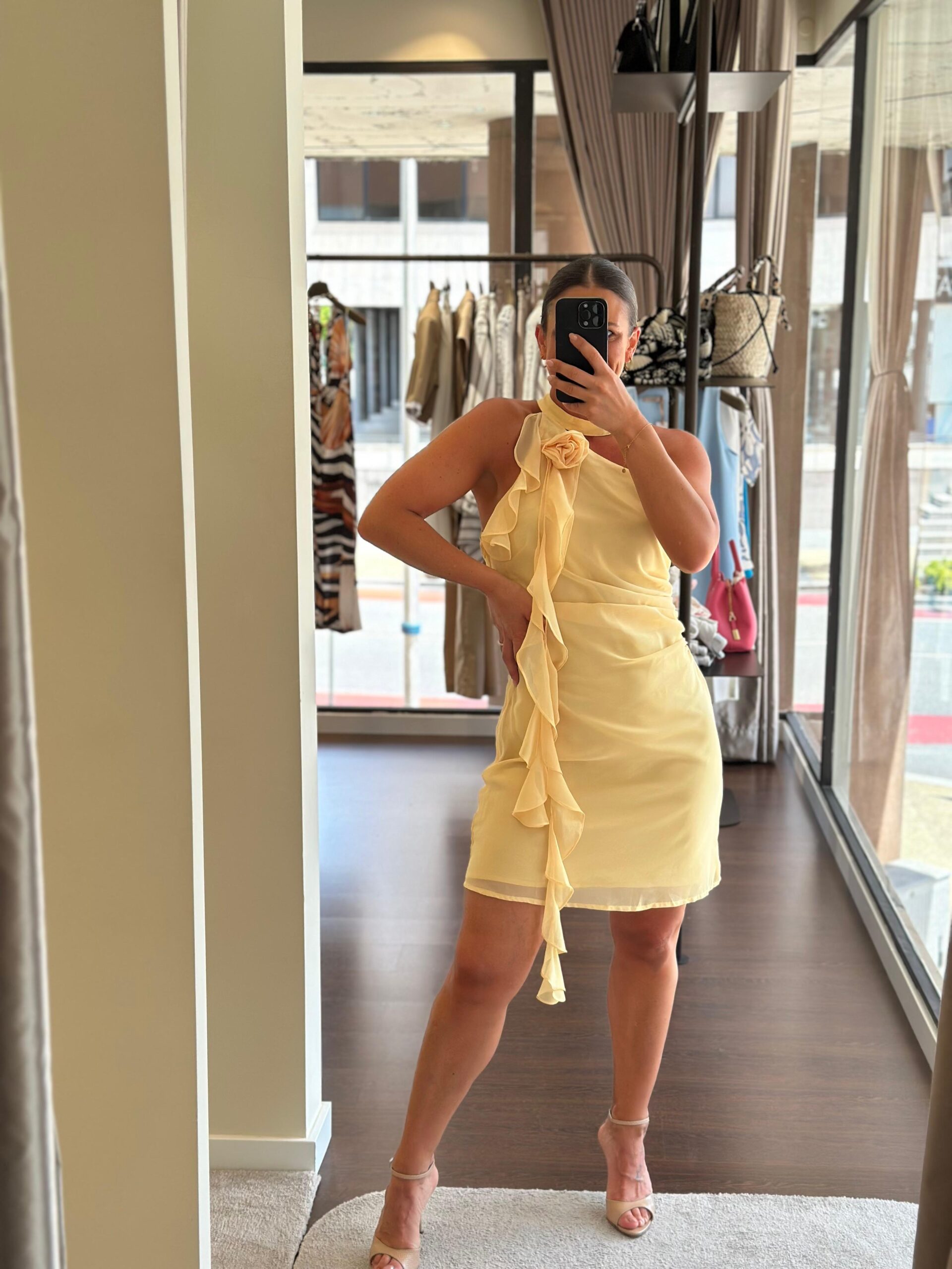 5a10af2c-7aea-486a-b5ea-fdcfd16974ef VESTIDO CURTO AMARELO COM FOR PONTO CHIC - Image 1
