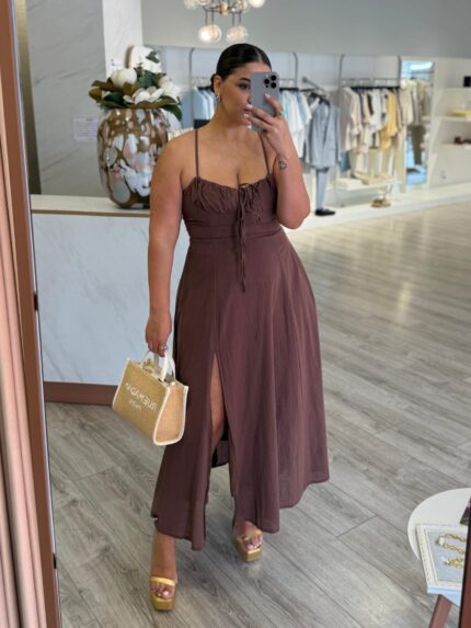 VESTIDO COMPRIDO CASTANHO COM RACHA PONTO CHIC