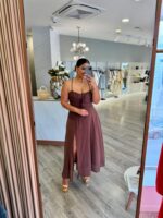 VESTIDO COMPRIDO CASTANHO COM RACHA PONTO CHIC - Image 3