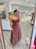 VESTIDO COMPRIDO CASTANHO COM RACHA PONTO CHIC - Image 2
