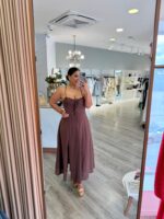 VESTIDO COMPRIDO CASTANHO COM RACHA PONTO CHIC - Image 4