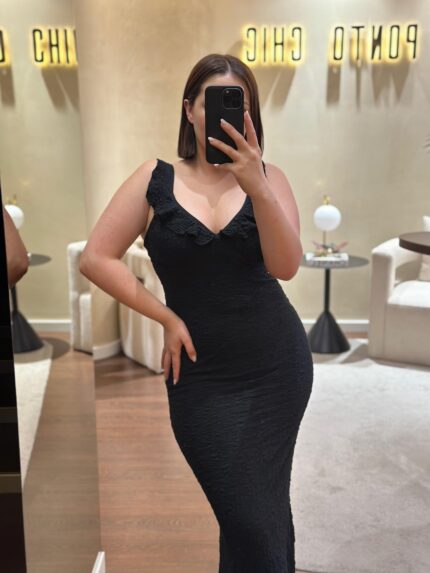 VESTIDO COMPRIDO PRETO COM FOLHO PONTO CHIC