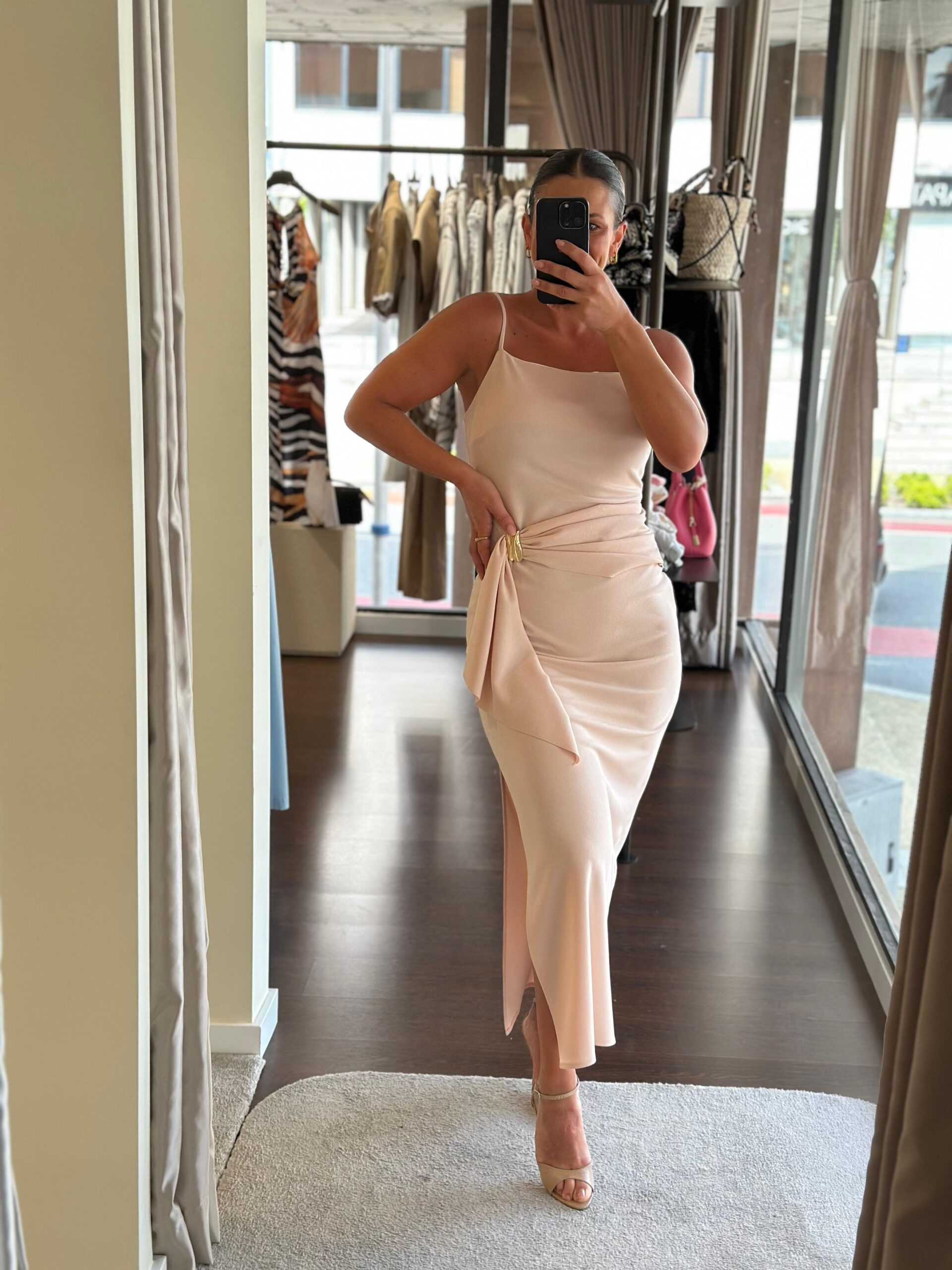 a1a76b2f-0154-44c3-b22b-280d53aff6b0 (1) VESTIDO NUDE COM DRAPEADO NA FRENTE RINASCIMENTO - Image 1