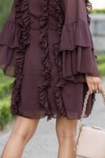 VESTIDO CURTO CASTANHO COM FOLHOS PONTO CHIC - Image 8