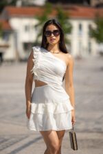 VESTIDO CURTO BRANCO COM ABERTURA LAETRAL PONTO CHIC - Image 2