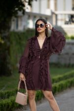 VESTIDO CURTO CASTANHO COM FOLHOS PONTO CHIC - Image 6