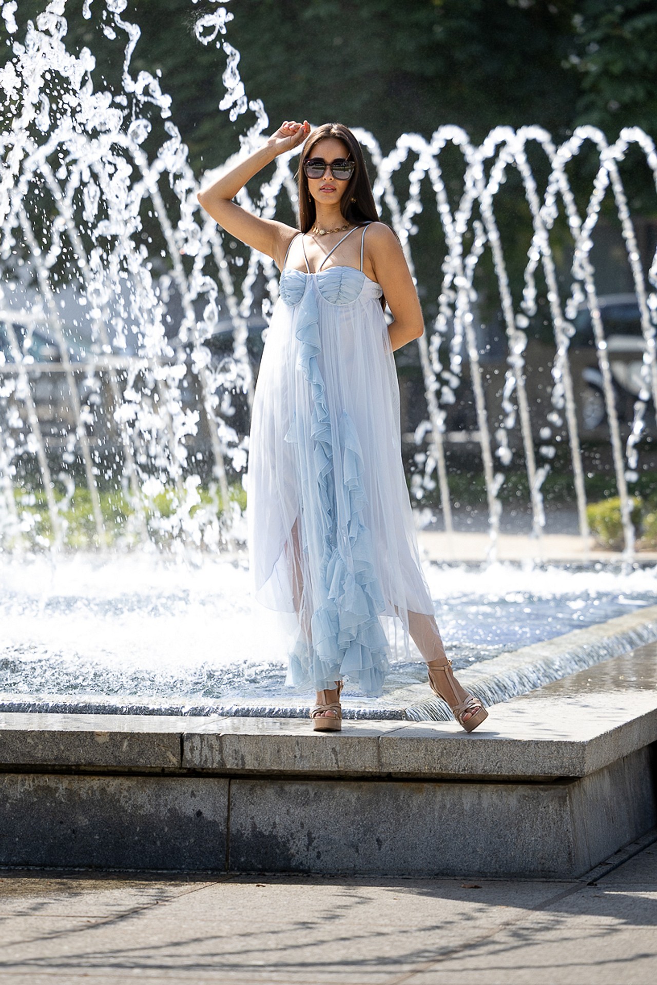 galleries_f10ae3e7-bcfa-43f3-aea6-43a060a2d20e_b7865ec8-3ea3-4730-b185-445eb51c54ff_v2__thumb_l VESTIDO AZUL EM TULE COM FOLHOS PONTO CHIC - Image 1