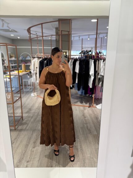 VESTIDO CASTANHO TECIDO TRABALHADO PONTO CHIC