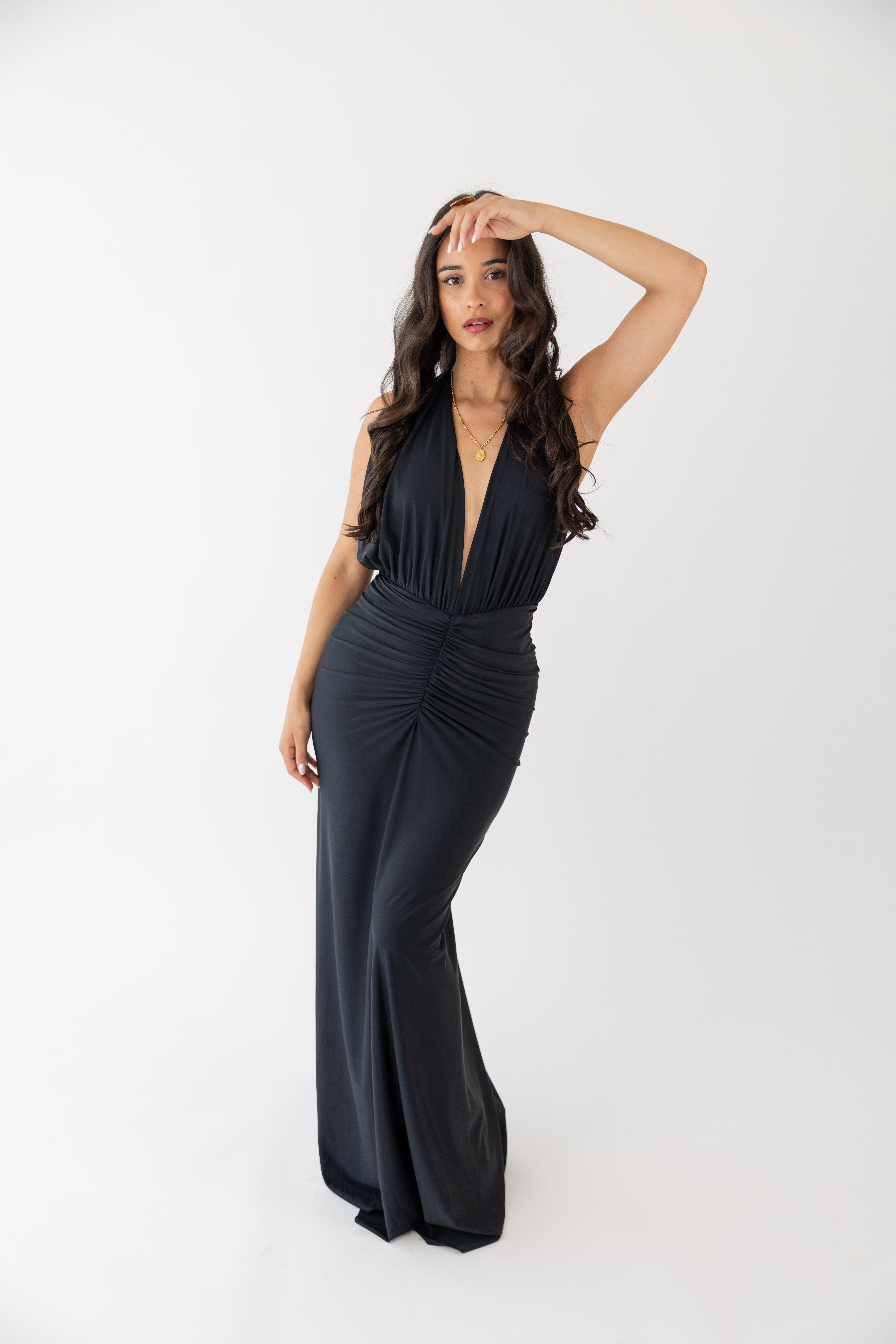 3R1A7844 VESTIDO PRETO COMPRIDO DRAPEADO LANÇA PERFUME - Image 1