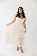 VESTIDO CREME COM BORDADOS PONTO CHIC