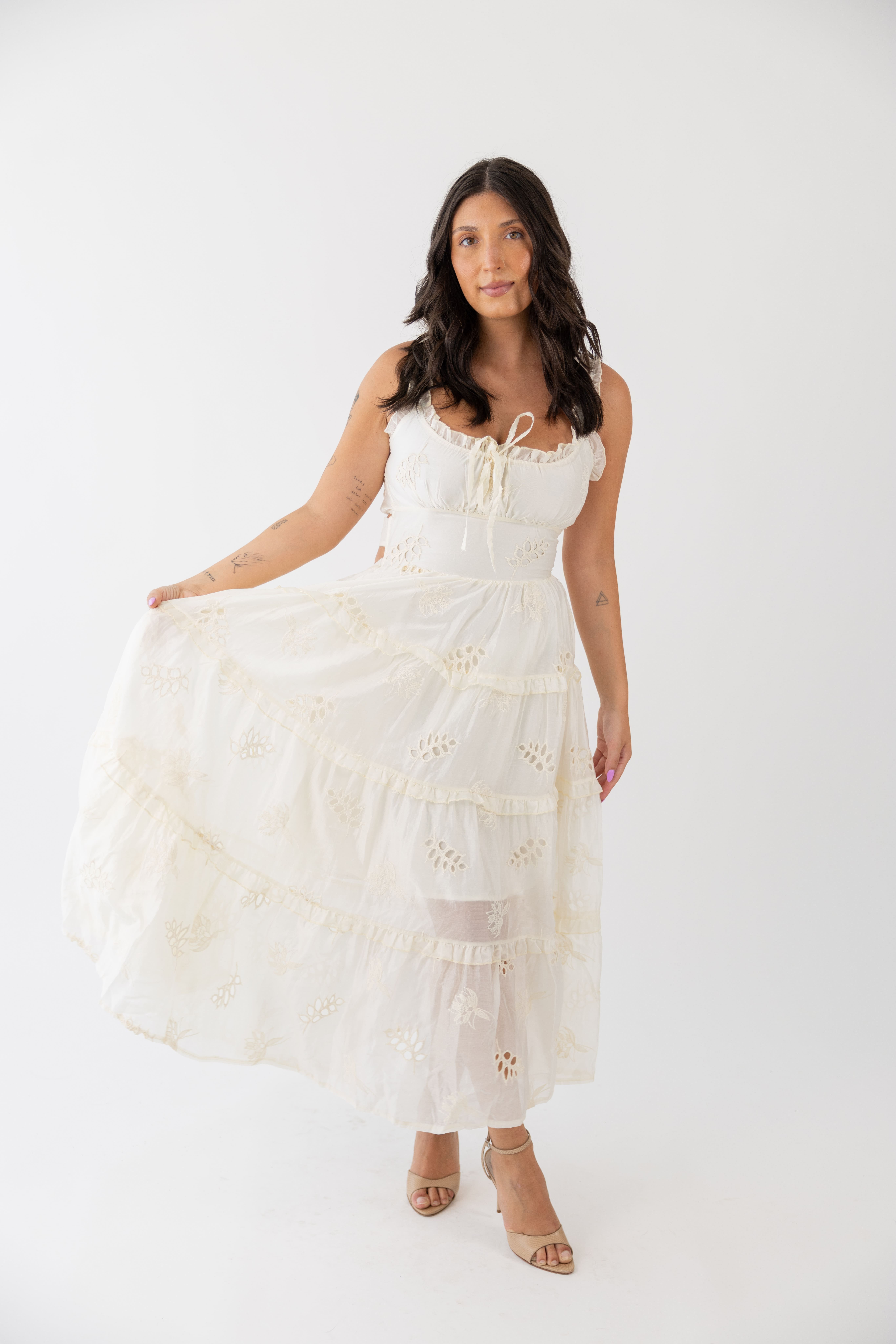 3R1A8928 VESTIDO CREME COM BORDADOS PONTO CHIC - Image 1