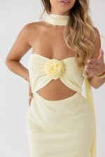 VESTIDO COMPRIDO AMARELO COM FLOR PONTO CHIC - Image 4