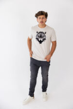 T-SHIRT BEGE ESTAMPADO LEÃO ANTONY MORATO - Image 2