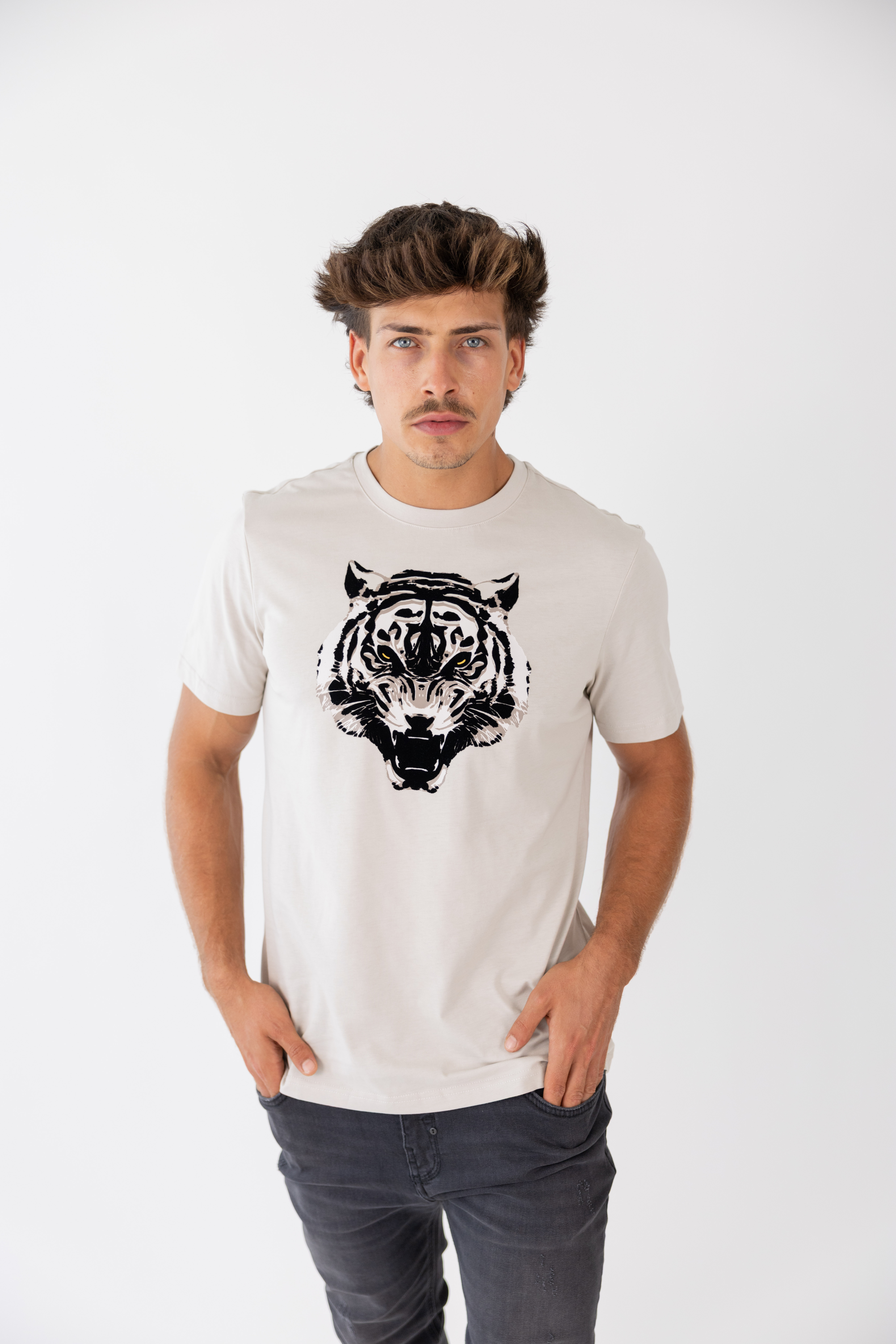 3R1A9741 T-SHIRT BEGE ESTAMPADO LEÃO ANTONY MORATO - Image 1