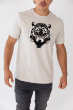 T-SHIRT BEGE ESTAMPADO LEÃO ANTONY MORATO - Image 3