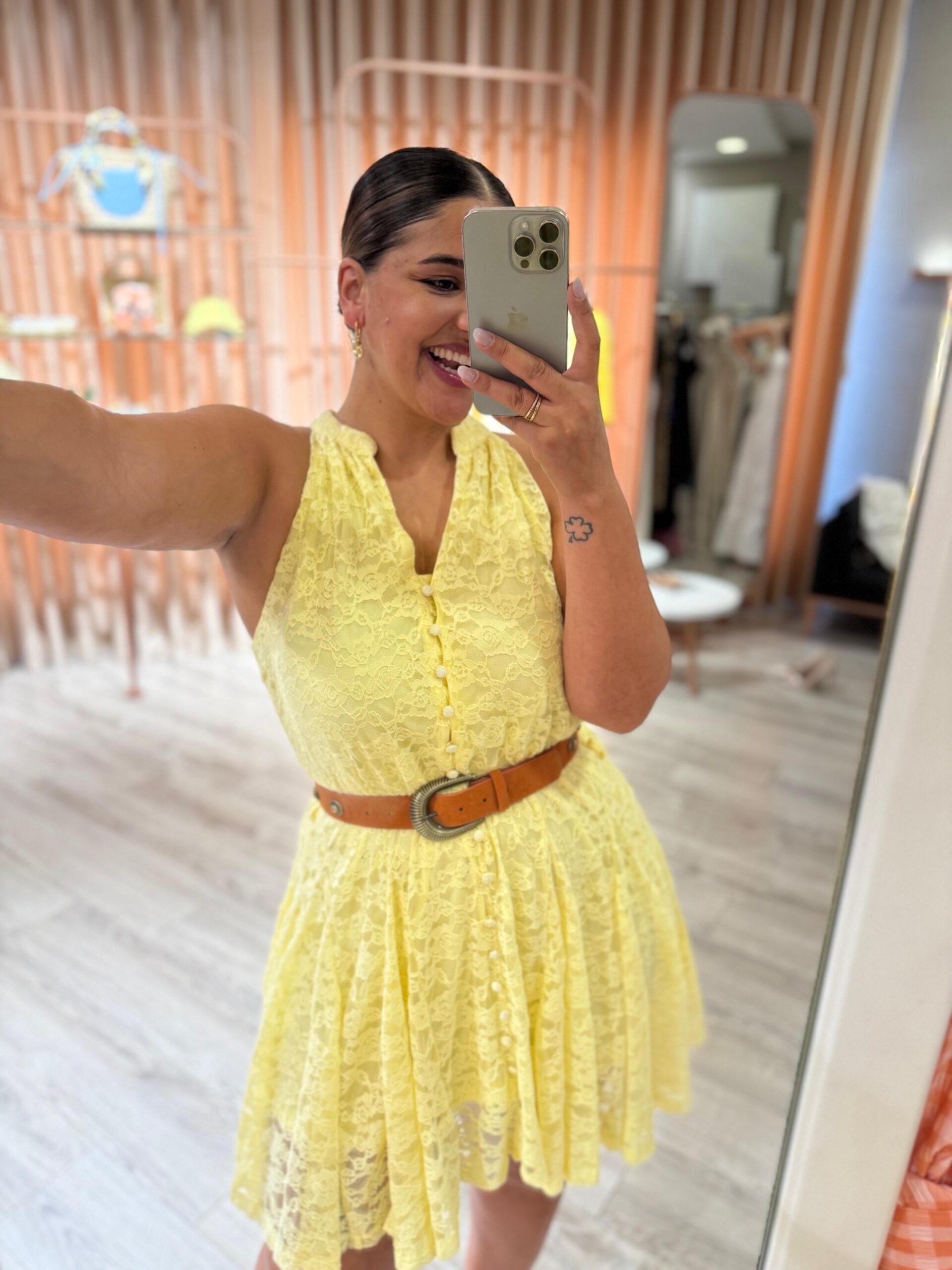 70620a90-fbd1-49ab-94ac-d6ceca003452 VESTIDO CURTO AMARELO TECIDO RENDADO PONTO CHIC - Image 1