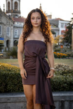 VESTIDO CURTO CASTANHO COM ASSIMETRIA PONTO CHIC - Image 4