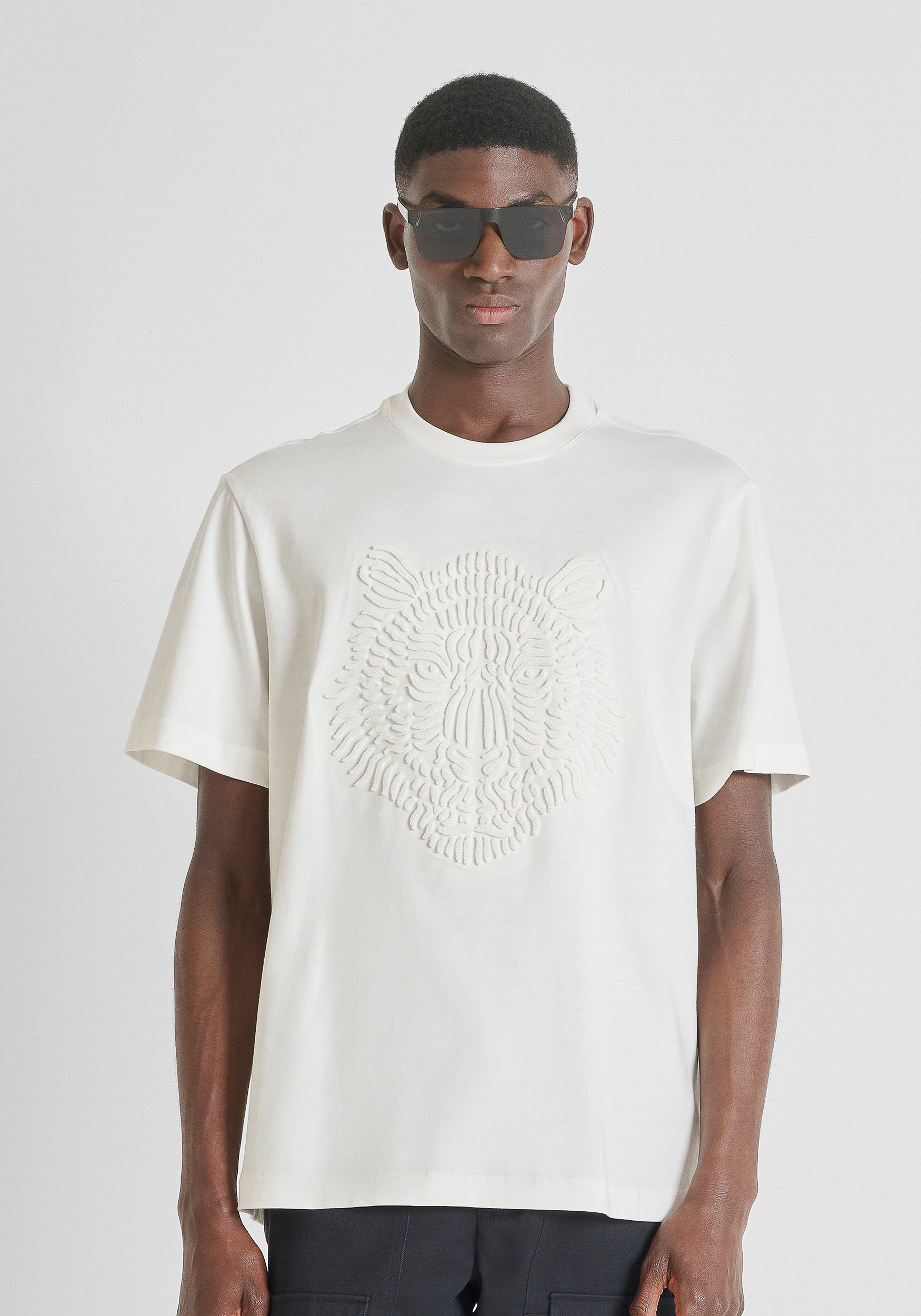 MMKS02539-FA100239-1011_01 T-SHIRT BRANCA COM ESTAMPADO TIGRE ANTONY MORATO - Image 1