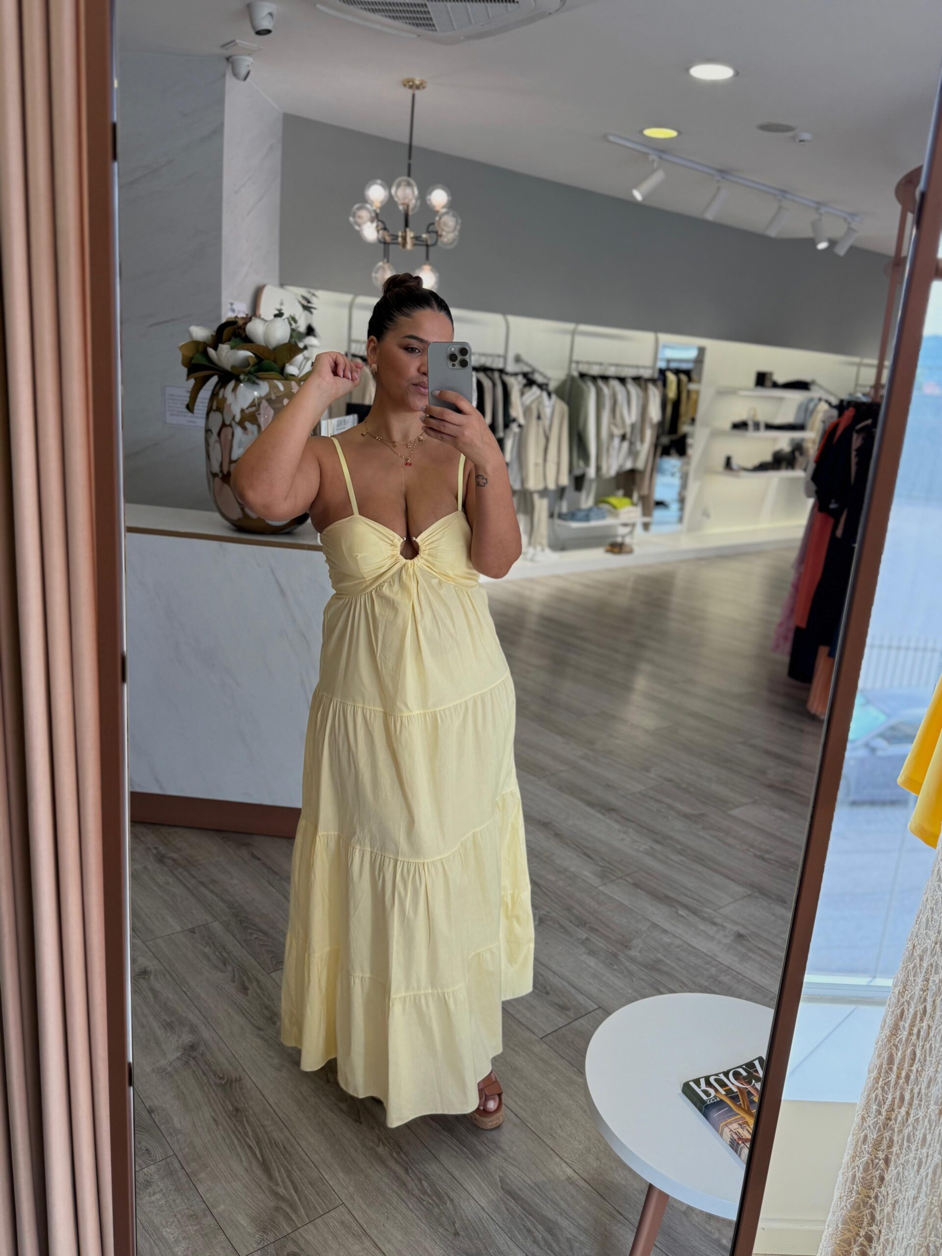 ac851bb2-6326-411a-9f6b-d134d7f327e1 VESTIDO AMARELO FLUÍDO COM FOLHOS PONTO CHIC - Image 1