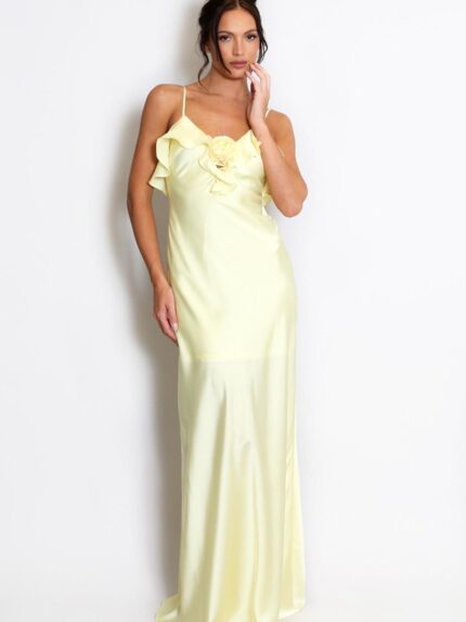 VESTIDO AMARELO COM FLOR PONTO CHIC
