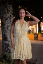 VESTIDO CURTO AMARELO TECIDO RENDADO PONTO CHIC - Image 2