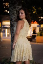 VESTIDO CURTO AMARELO TECIDO RENDADO PONTO CHIC - Image 4