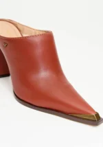 BOTA EM COURO COM BIQUEIRA LANÇA PERFUME - Image 3