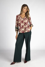 BLUSA ESTAMPADA EM TONS DE BORDO E BEGE SILVINA CAMPOS - Image 2