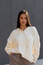 CAMISOLA DE CAPUZ CRU COM RELEVOS RUGA