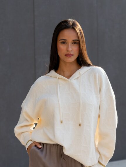 CAMISOLA DE CAPUZ CRU COM RELEVOS RUGA