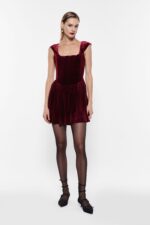 ESTIDO VERMELHO EM VELUDO COM SAIA ASSIMÉTRICA IMPERIAL
