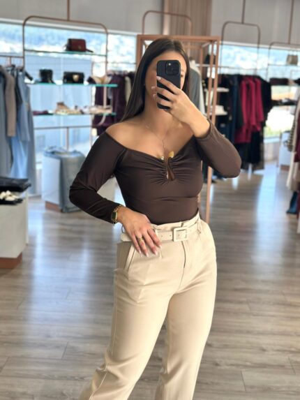 BODY CASTANHO COM PORMENOR NO PEITO PONTO CHIC