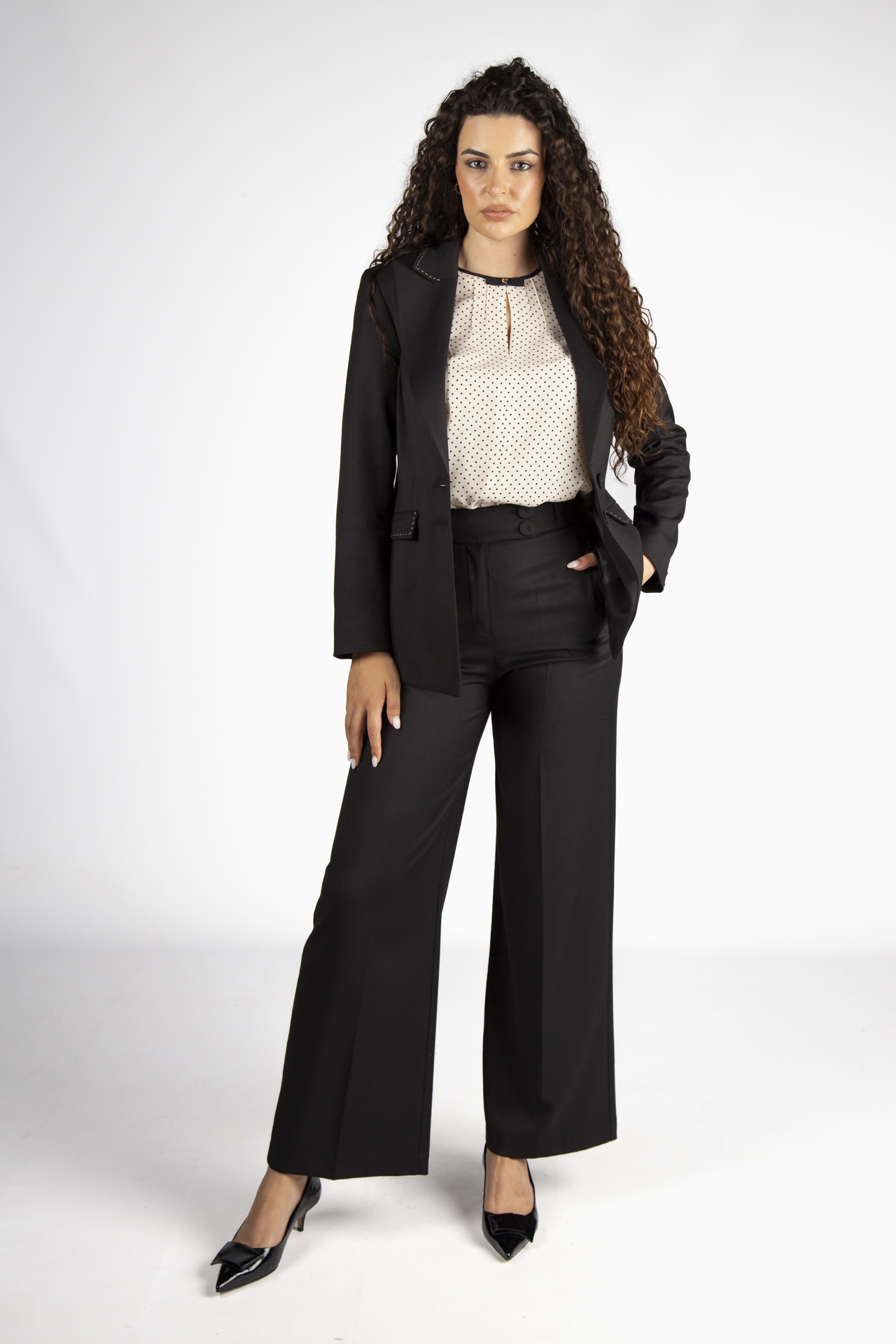 1756208702_dfeced51af10c3a5c4f6d9f24884c279 BLAZER PRETO COM DETALHE DE COSTURA SILVINA CAMPOS - Image 1